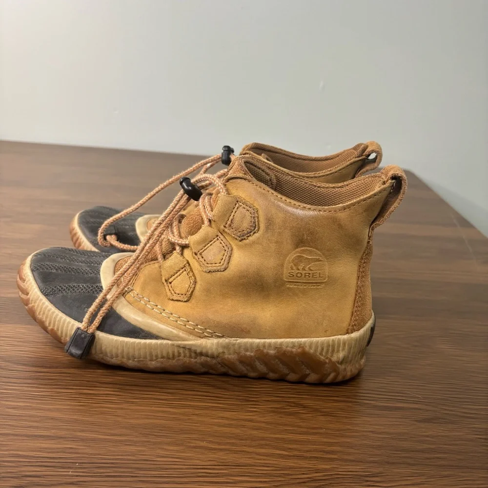 Sorel Girl’s Out N About Leather Saltwater Tan and‎ Black Boots Sz 4